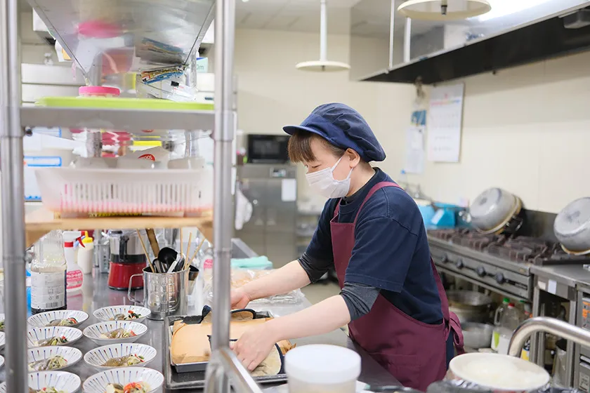 専門職員による毎日の食事調理の様子