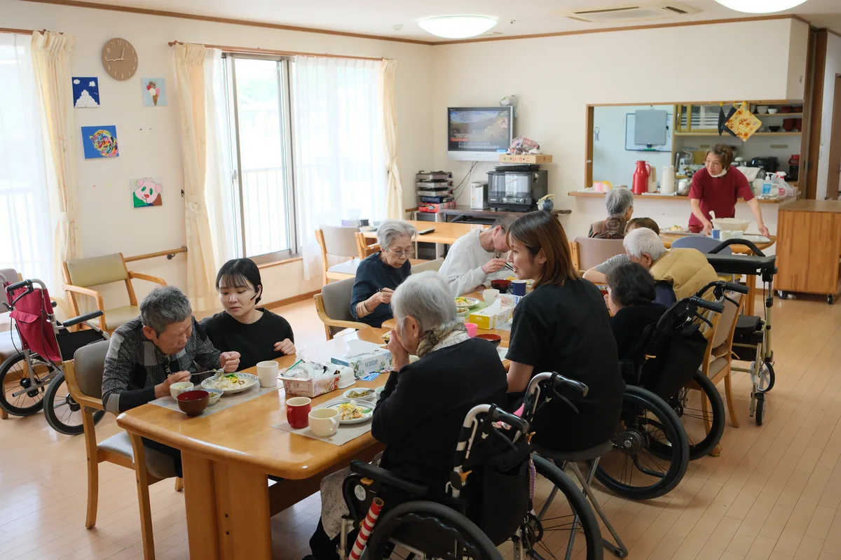 住宅型有料老人ホーム 食事風景