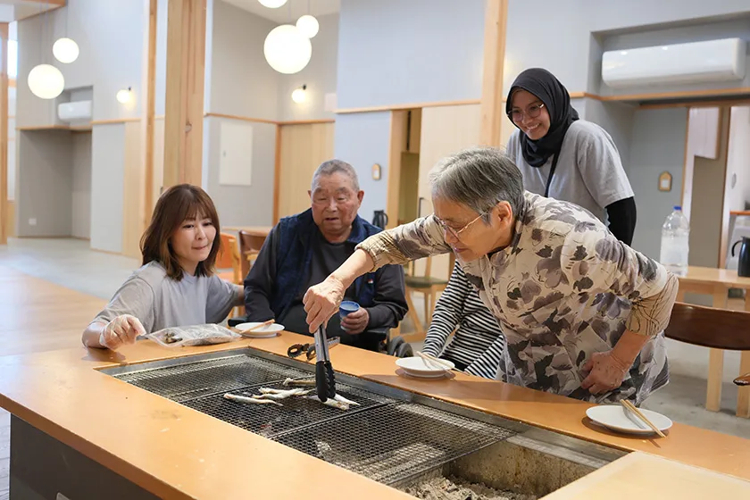 利用者様が集まる建物中心の囲炉裏